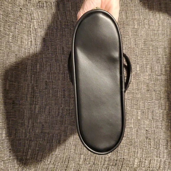 Bueno Brand Stylish Black & Gold Venice Print Handbag - Picture 5 of 7